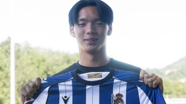 Kazunari Kita con la camiseta de la Real. RS ZUBIETA