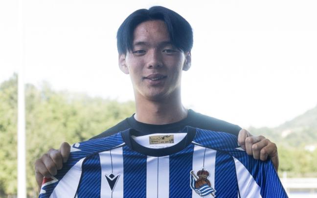 Kazunari Kita con la camiseta de la Real. RS ZUBIETA