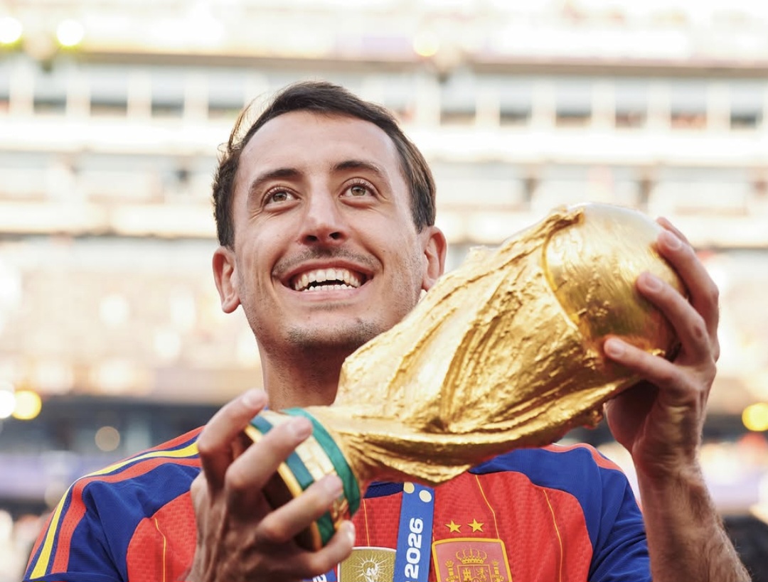 Mikel Oyarzabal con la Copa del Mundo