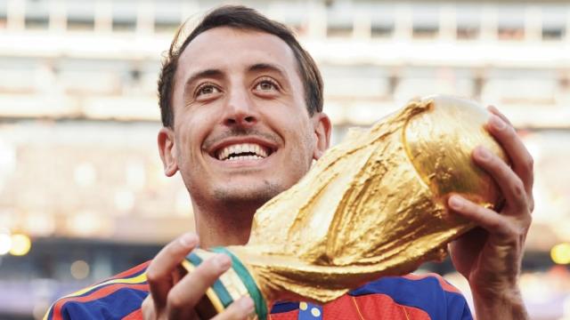 Mikel Oyarzabal con la Copa del Mundo