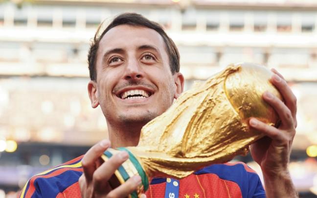 Mikel Oyarzabal con la Copa del Mundo
