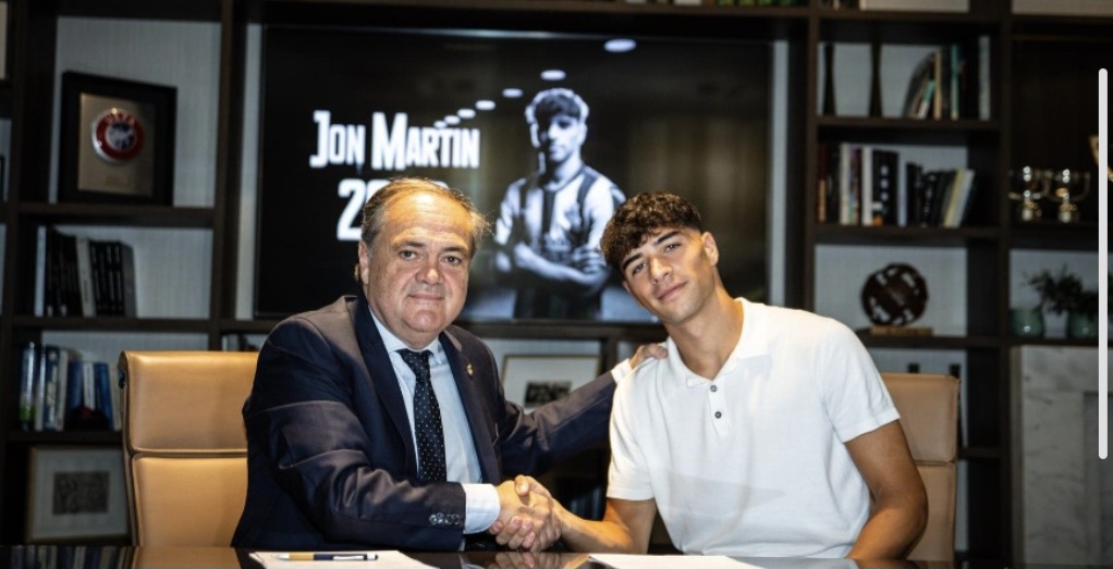 Jon Martín con Jokin Aperribay firmando la renovación. REAL SOCIEDAD