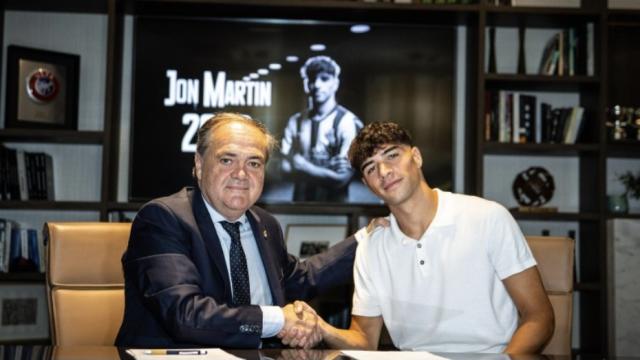 Jon Martín con Jokin Aperribay firmando la renovación. REAL SOCIEDAD