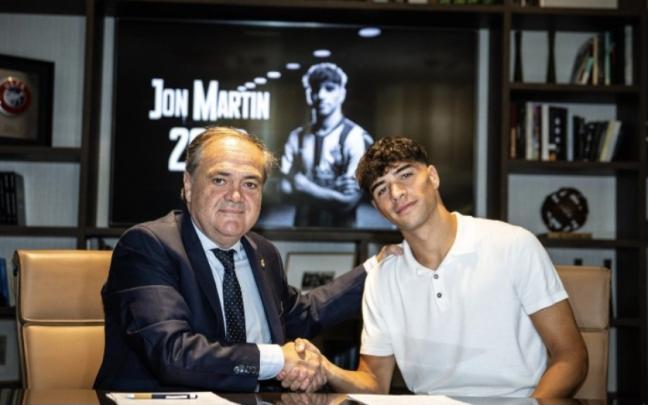 Jon Martín con Jokin Aperribay firmando la renovación. REAL SOCIEDAD