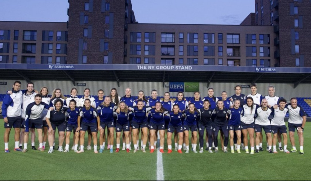 Las jugadoras tras el último entrenamiento antes del partido. REAL SOCIEDAD FEMENINA