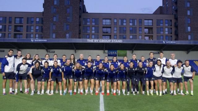 Las jugadoras tras el último entrenamiento antes del partido. REAL SOCIEDAD FEMENINA