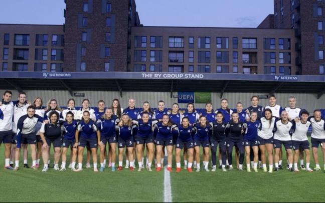Las jugadoras tras el último entrenamiento antes del partido. REAL SOCIEDAD FEMENINA