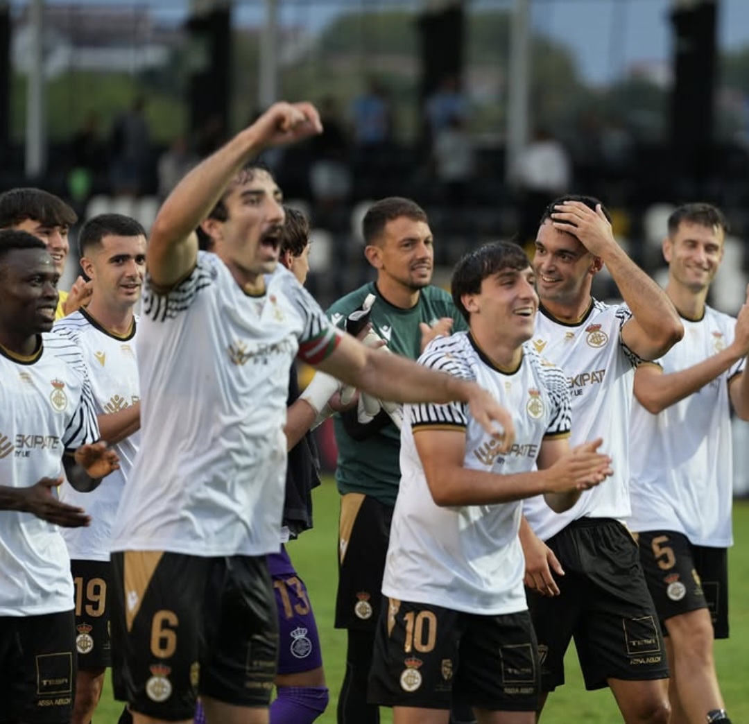 Los jugadores del Real Unión celebran la victoria ante el Coria. REAL UNIÓN