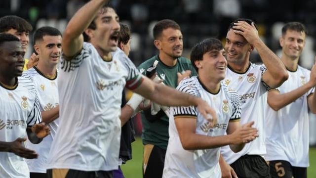 Los jugadores del Real Unión celebran la victoria ante el Coria. REAL UNIÓN