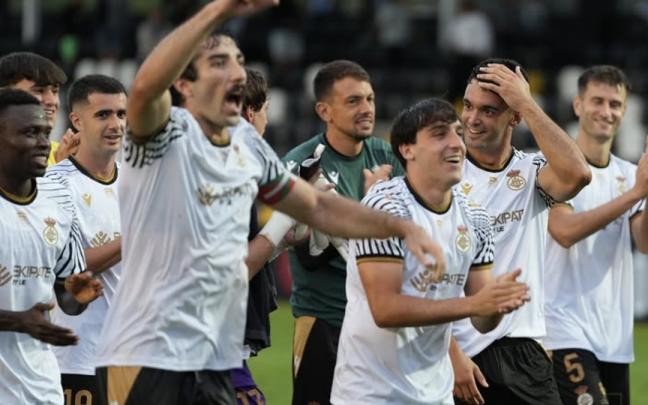 Los jugadores del Real Unión celebran la victoria ante el Coria. REAL UNIÓN