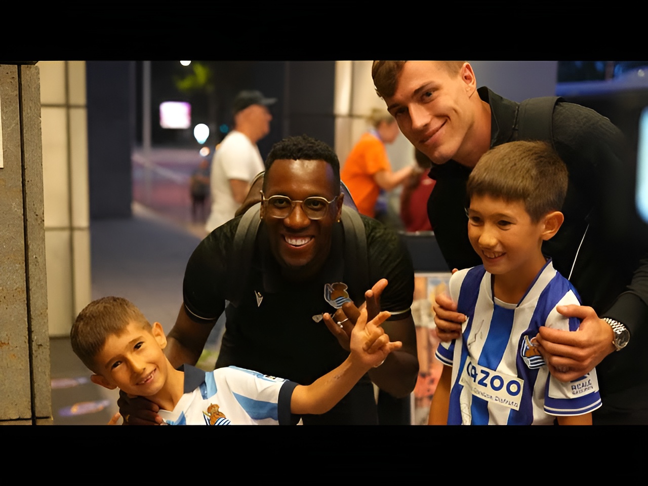Becker y Sucic haciéndode una foto con dos aficionados txuri-urdin en Berlín