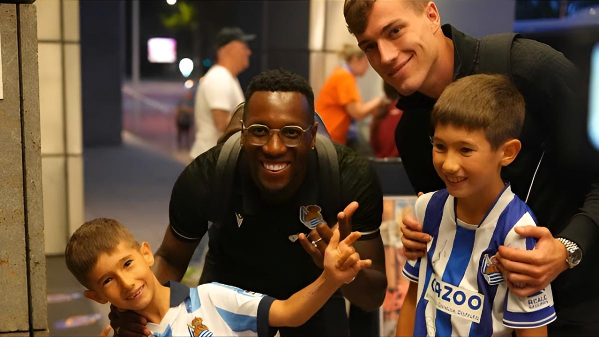 Becker y Sucic haciéndode una foto con dos aficionados txuri-urdin en Berlín