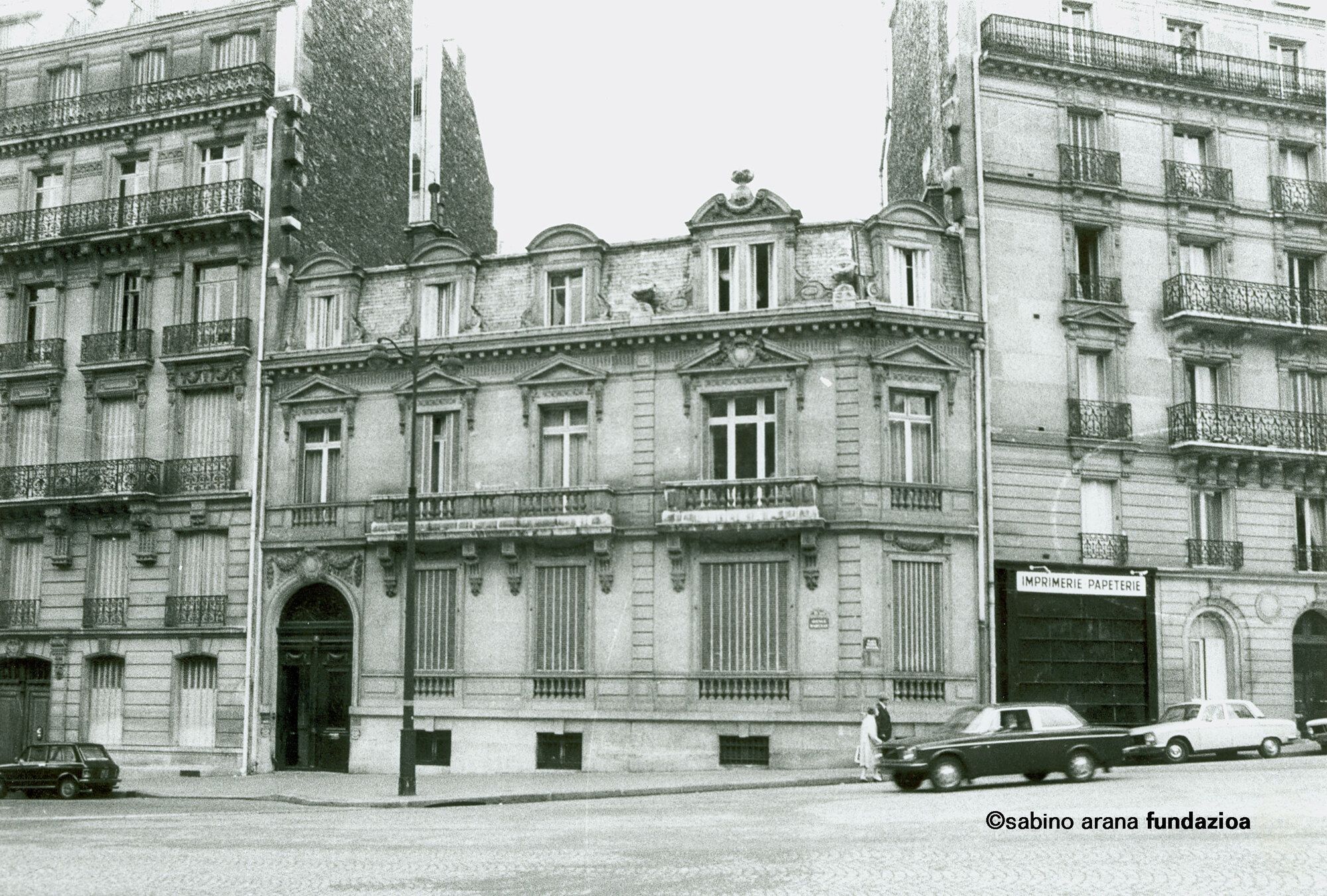 La emblemática sede del Gobierno vasco en el exilio en el número 11 de Avenue Marceau. FundacióN Sabino Arana. 