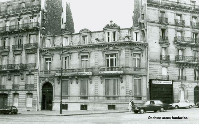 La emblemática sede del Gobierno vasco en el exilio en el número 11 de Avenue Marceau. FundacióN Sabino Arana. 