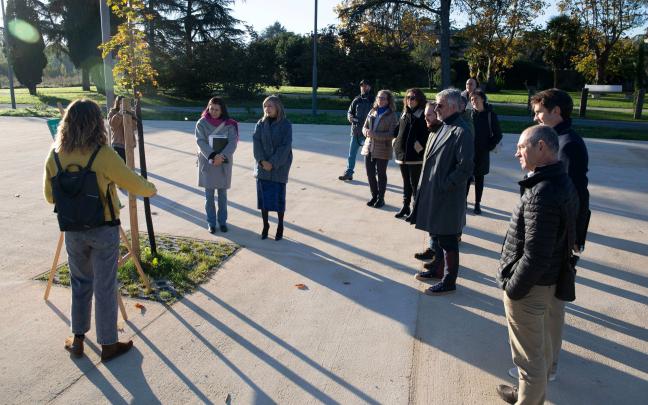 Los miembros del Consejo de Gerencia de Urbanismo y de la Comisión de Urbanismo del Ayuntamiento de Pamplona visitan el parque de Aranzadi. Foto: Ayuntamiento de Pamplona