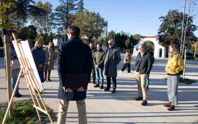 Los miembros del Consejo de Gerencia de Urbanismo y de la Comisión de Urbanismo del Ayuntamiento de Pamplona visitan el parque de Aranzadi. Foto: Ayuntamiento de Pamplona