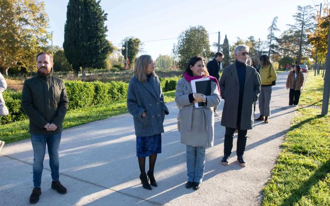 Los miembros del Consejo de Gerencia de Urbanismo y de la Comisión de Urbanismo del Ayuntamiento de Pamplona visitan el parque de Aranzadi. Foto: Ayuntamiento de Pamplona