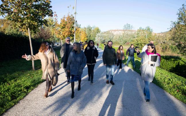 Los miembros del Consejo de Gerencia de Urbanismo y de la Comisión de Urbanismo del Ayuntamiento de Pamplona visitan el parque de Aranzadi. Foto: Ayuntamiento de Pamplona