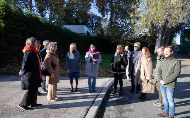 Los miembros del Consejo de Gerencia de Urbanismo y de la Comisión de Urbanismo del Ayuntamiento de Pamplona visitan el parque de Aranzadi. Foto: Ayuntamiento de Pamplona