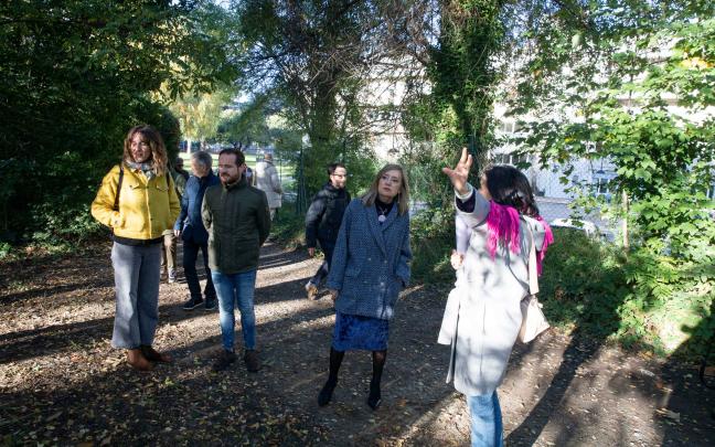Los miembros del Consejo de Gerencia de Urbanismo y de la Comisión de Urbanismo del Ayuntamiento de Pamplona visitan el parque de Aranzadi. Foto: Ayuntamiento de Pamplona