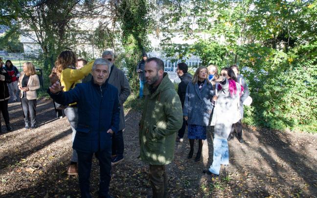 Los miembros del Consejo de Gerencia de Urbanismo y de la Comisión de Urbanismo del Ayuntamiento de Pamplona visitan el parque de Aranzadi. Foto: Ayuntamiento de Pamplona