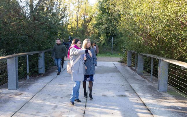 Los miembros del Consejo de Gerencia de Urbanismo y de la Comisión de Urbanismo del Ayuntamiento de Pamplona visitan el parque de Aranzadi. Foto: Ayuntamiento de Pamplona
