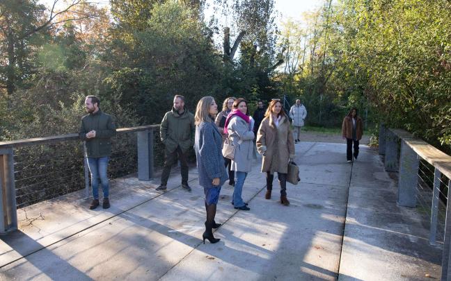 Los miembros del Consejo de Gerencia de Urbanismo y de la Comisión de Urbanismo del Ayuntamiento de Pamplona visitan el parque de Aranzadi. Foto: Ayuntamiento de Pamplona