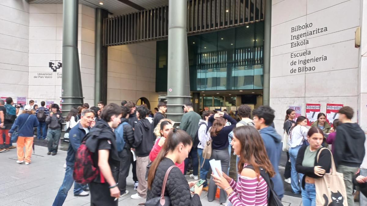 Estudiantes realizando las pruebas de la selectividad en la Escuela de Ingenieros de Bilbao. ONDA VASCA