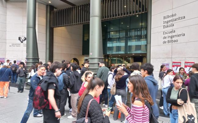 Estudiantes realizando las pruebas de la selectividad en la Escuela de Ingenieros de Bilbao. ONDA VASCA