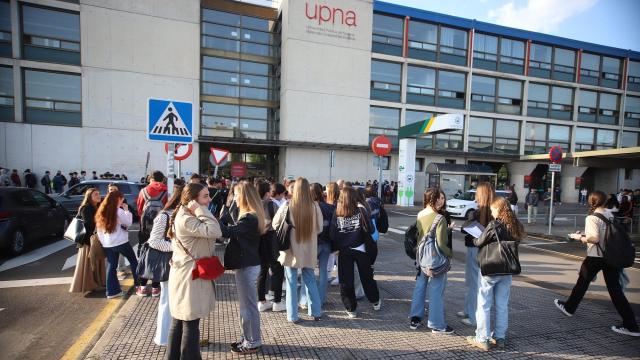 Alumnos antes de acceder este martes a los exámenes en la UPNA. Javier Bergasa.