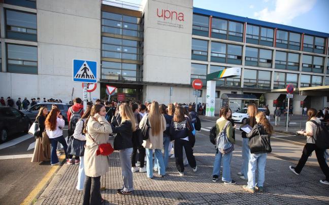Alumnos antes de acceder este martes a los exámenes en la UPNA. Javier Bergasa.