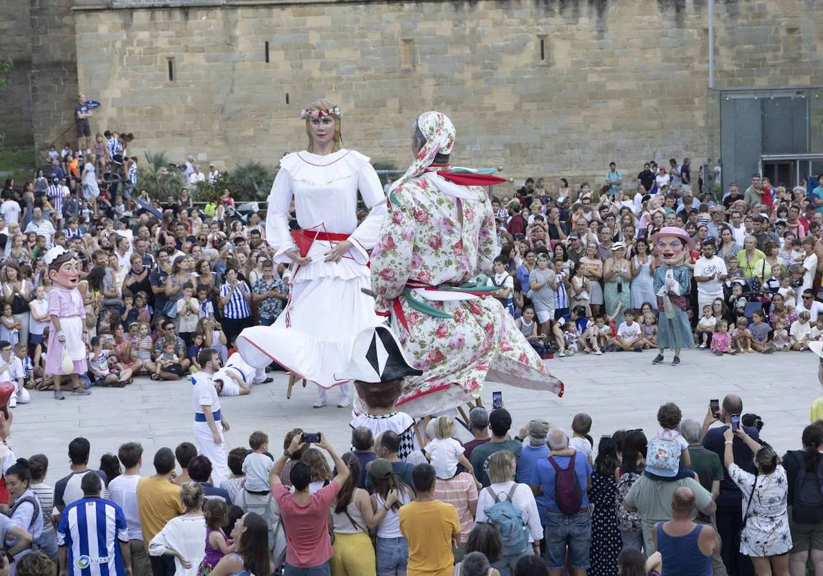 Actuación de gigantes durante la Aste Nagusia de Donostia