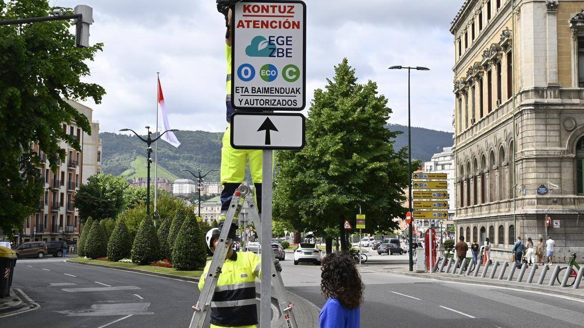 Los vehículos que no cumplan con la normativa de la Zona de Bajas Emisiones serán multados en caso de acceder al centro de Bilbao| Oskar González, Deia