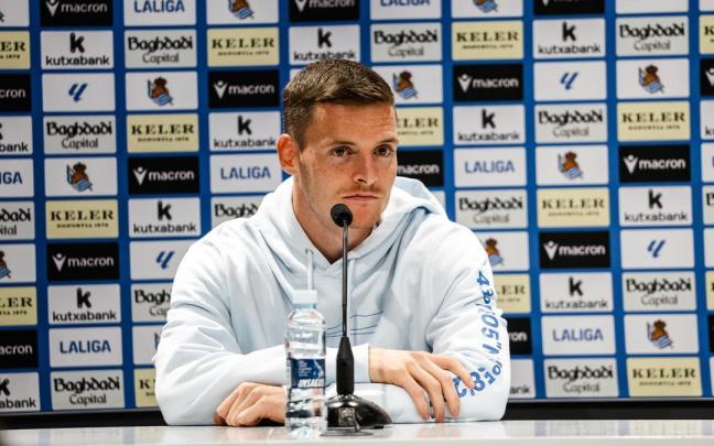 Sergio Gómez, en una rueda de prensa. REAL SOCIEDAD