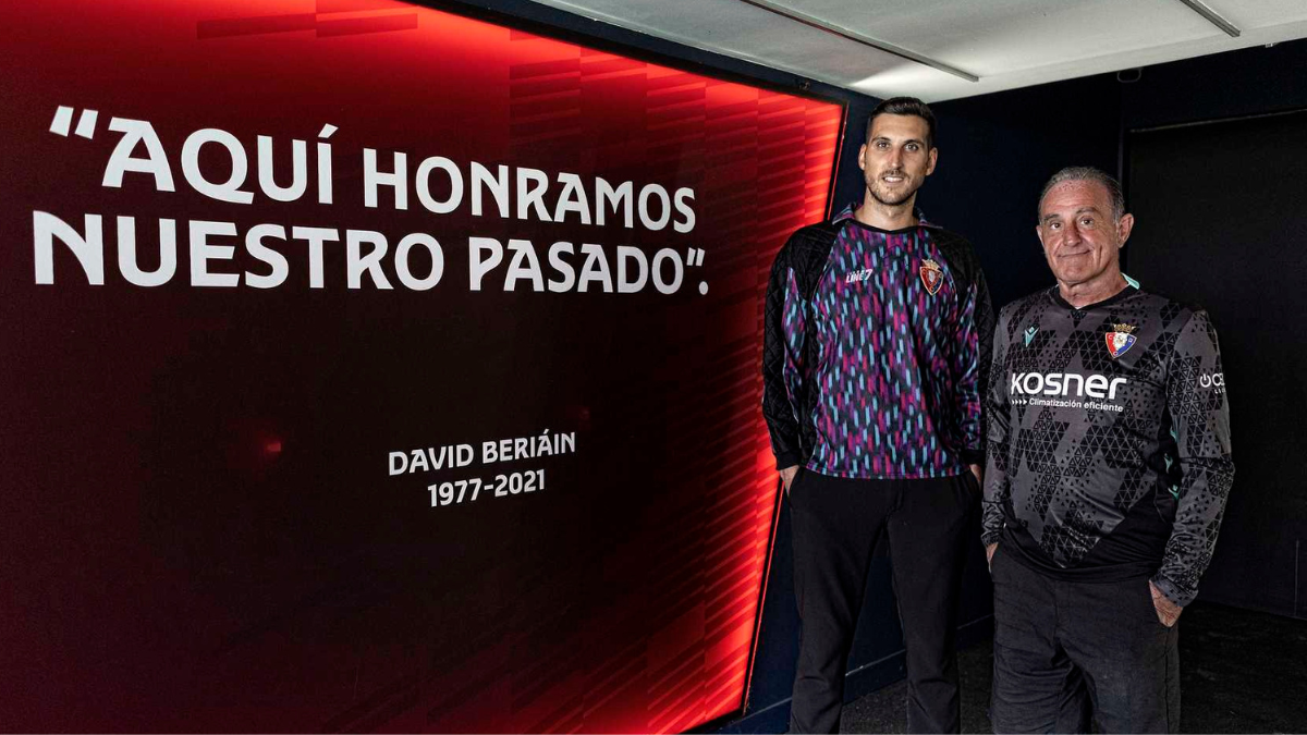 Sergio Herrara posando junto a Roberto Santamaría con motivo de su renovación. Foto: CA Osasuna
