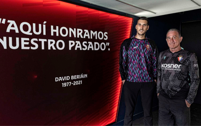 Sergio Herrara posando junto a Roberto Santamaría con motivo de su renovación. Foto: CA Osasuna