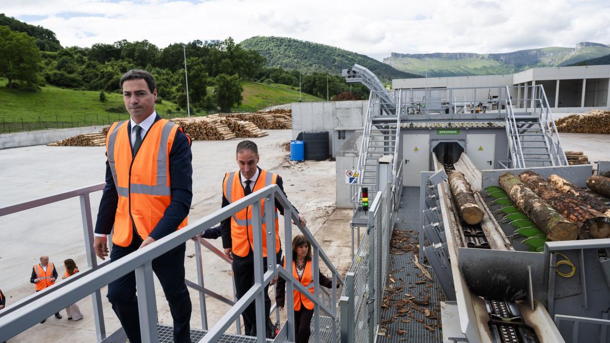 Visita del lehendakari, Imanol Pradales, a la nueva serrería de Murga. Irekia.