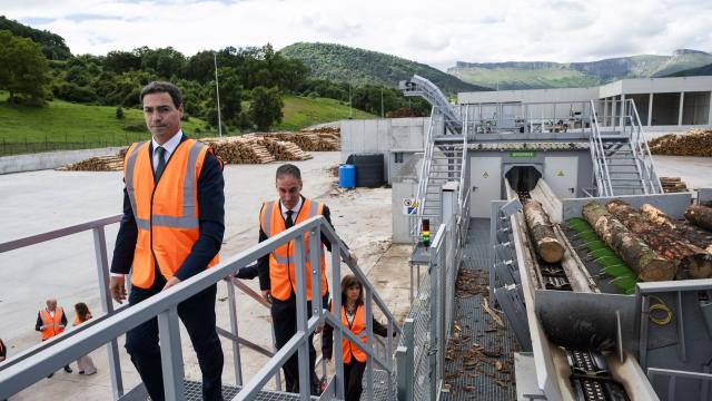 Visita del lehendakari, Imanol Pradales, a la nueva serrería de Murga. Irekia.