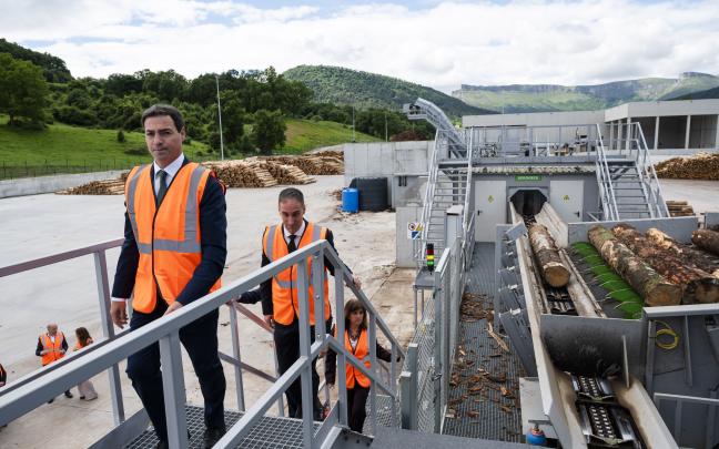 Visita del lehendakari, Imanol Pradales, a la nueva serrería de Murga. Irekia.
