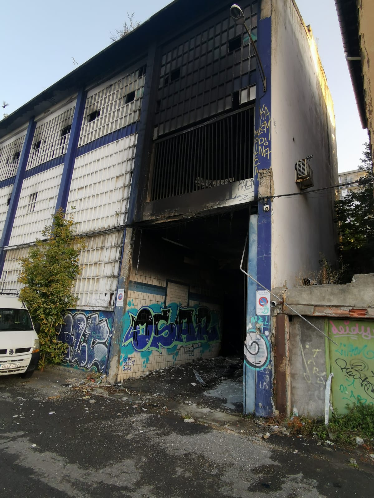 Así ha quedado la nave quemada en marismas de Galindo en Sestao