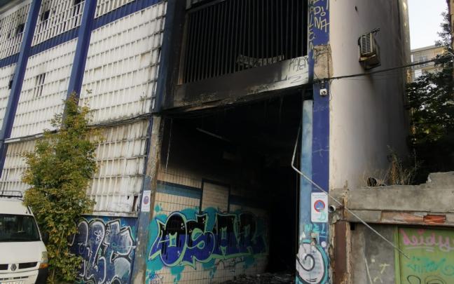 Así ha quedado la nave quemada en marismas de Galindo en Sestao