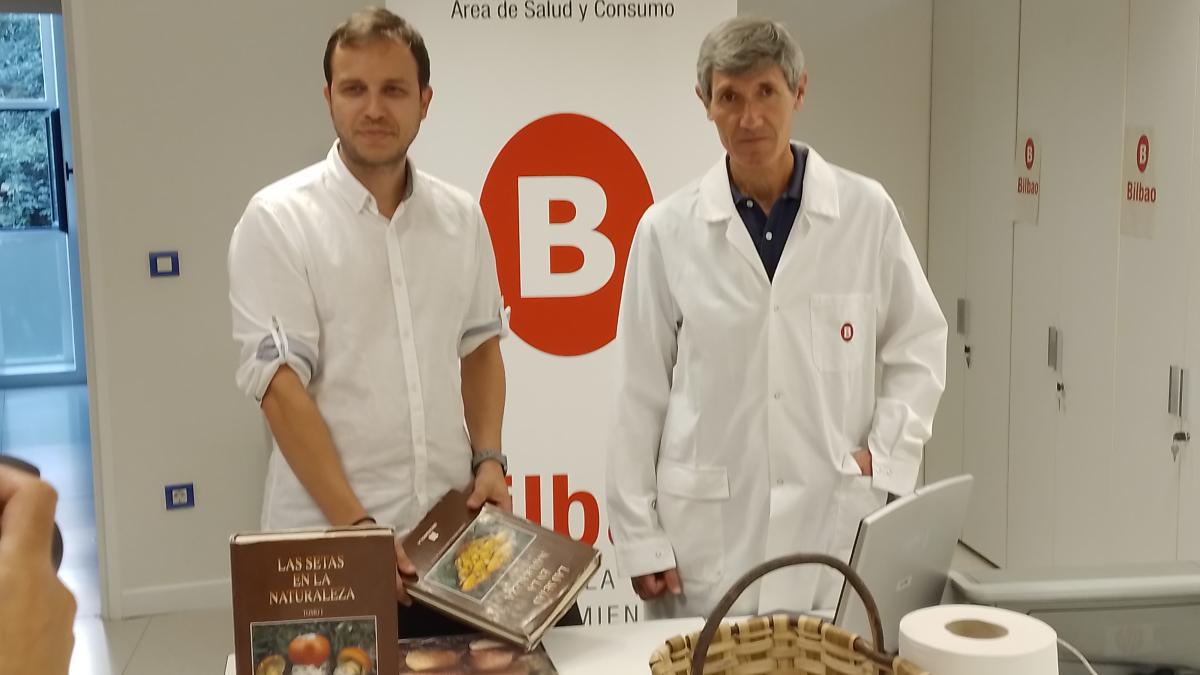 El concejal de Salud y Consumo, Álvaro Pérez, acompañado por Álvaro Chirapozu, Jefe de Sección de Inspección Alimentaria y Zoonosis del Ayuntamiento de Bilbao