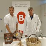 El concejal de Salud y Consumo, Álvaro Pérez, acompañado por Álvaro Chirapozu, Jefe de Sección de Inspección Alimentaria y Zoonosis del Ayuntamiento de Bilbao