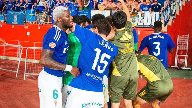 Kwasi Sibo, Oier Luengo y el resto de jugadores del Real Oviedo festejando un gol en el partido de la ida. Foto: Real Oviedo Kwasi Sibo, Oier Luengo y el resto de jugadores del Real Oviedo festejando un gol en el partido de la ida. Foto: Real Oviedo
