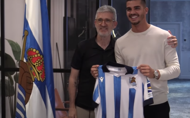 André Silva posa junto a su nueva camiseta y el director Roberto Olabe. IMAGEN: Real Sociedad André Silva posa junto a su nueva camiseta y el director Roberto Olabe. IMAGEN: Real Sociedad