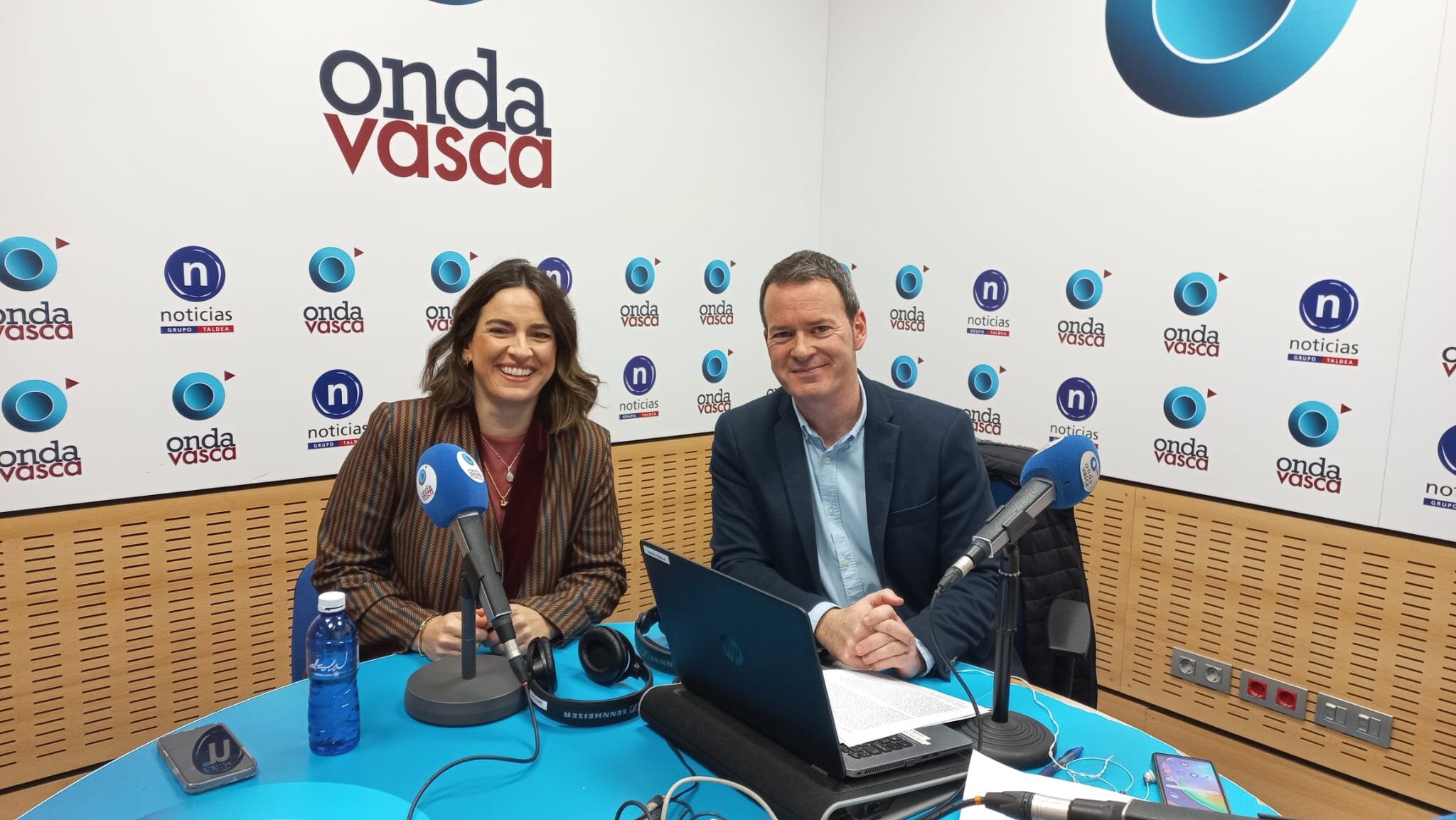 La psicóloga Silvia González junto a Txema Gutiérrez en los estudios de ONDA VASCA