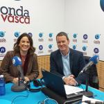 La psicóloga Silvia González junto a Txema Gutiérrez en los estudios de ONDA VASCA