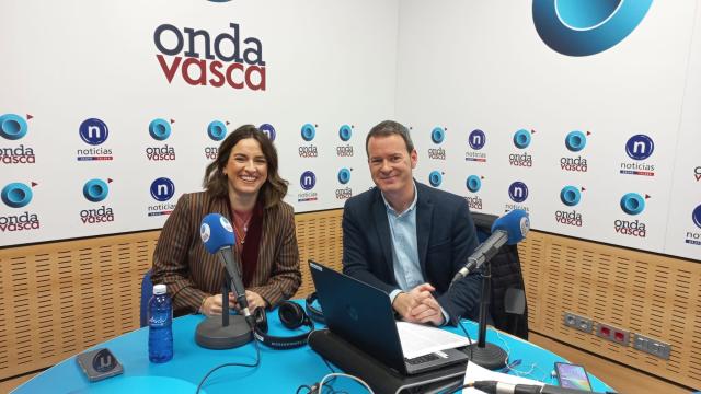 La psicóloga Silvia González junto a Txema Gutiérrez en los estudios de ONDA VASCA