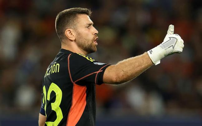 Unai Simón dando instrucciones a sus compañeros durante la reciente Nations League. / UEFA