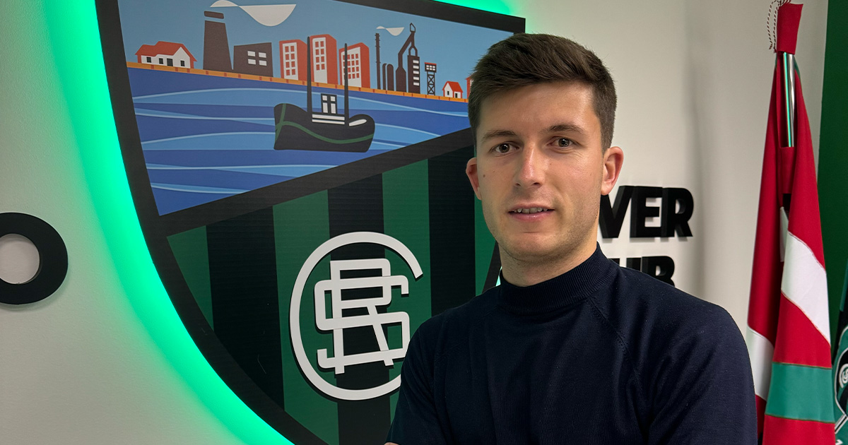 Matías Lizarazu posa en su puesta de largo como director deportivo verdinegro. / SESTAO RIVER CLUB